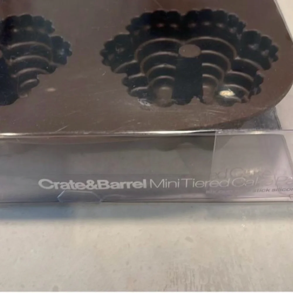 Crate & Barrel 6-Cup mini-Tiered Silicone cake Pan NEW Non-Stick Baking Mold